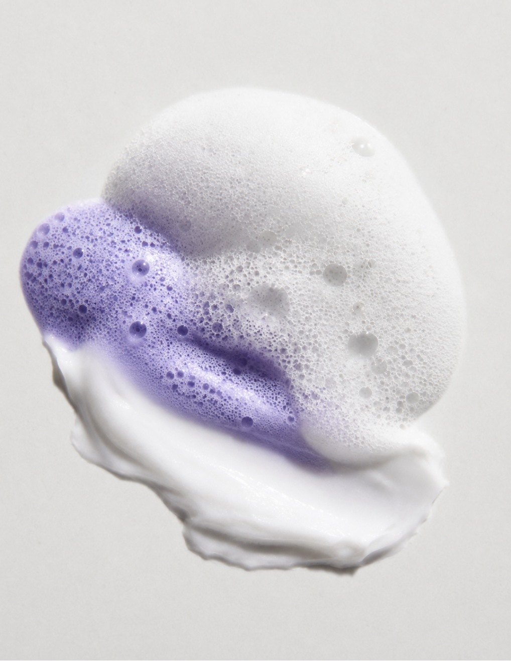 Pourquoi les cheveux blancs et gris jaunissent (et comment y remédier)